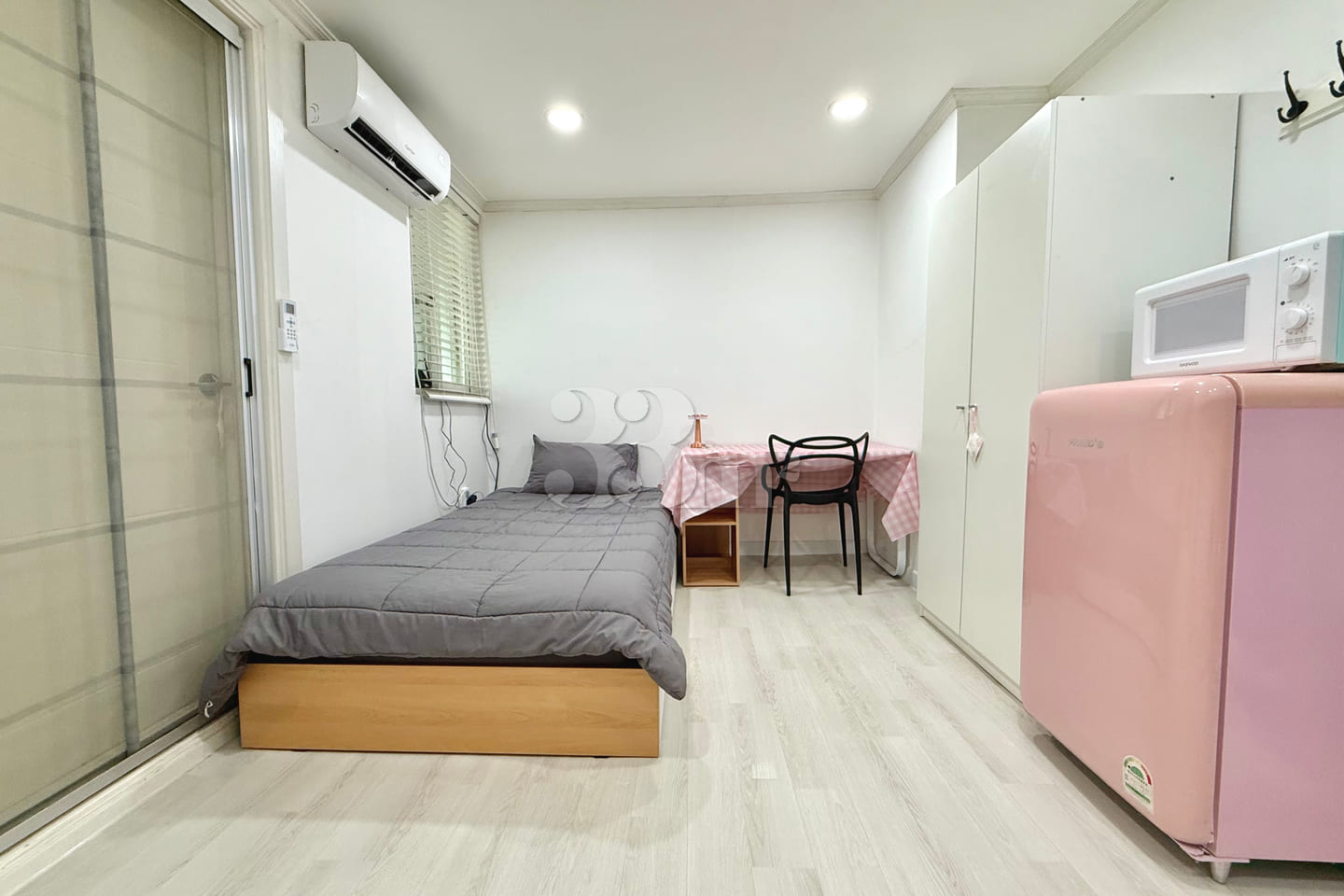Pleasant studio apartment right in front of S 0th image