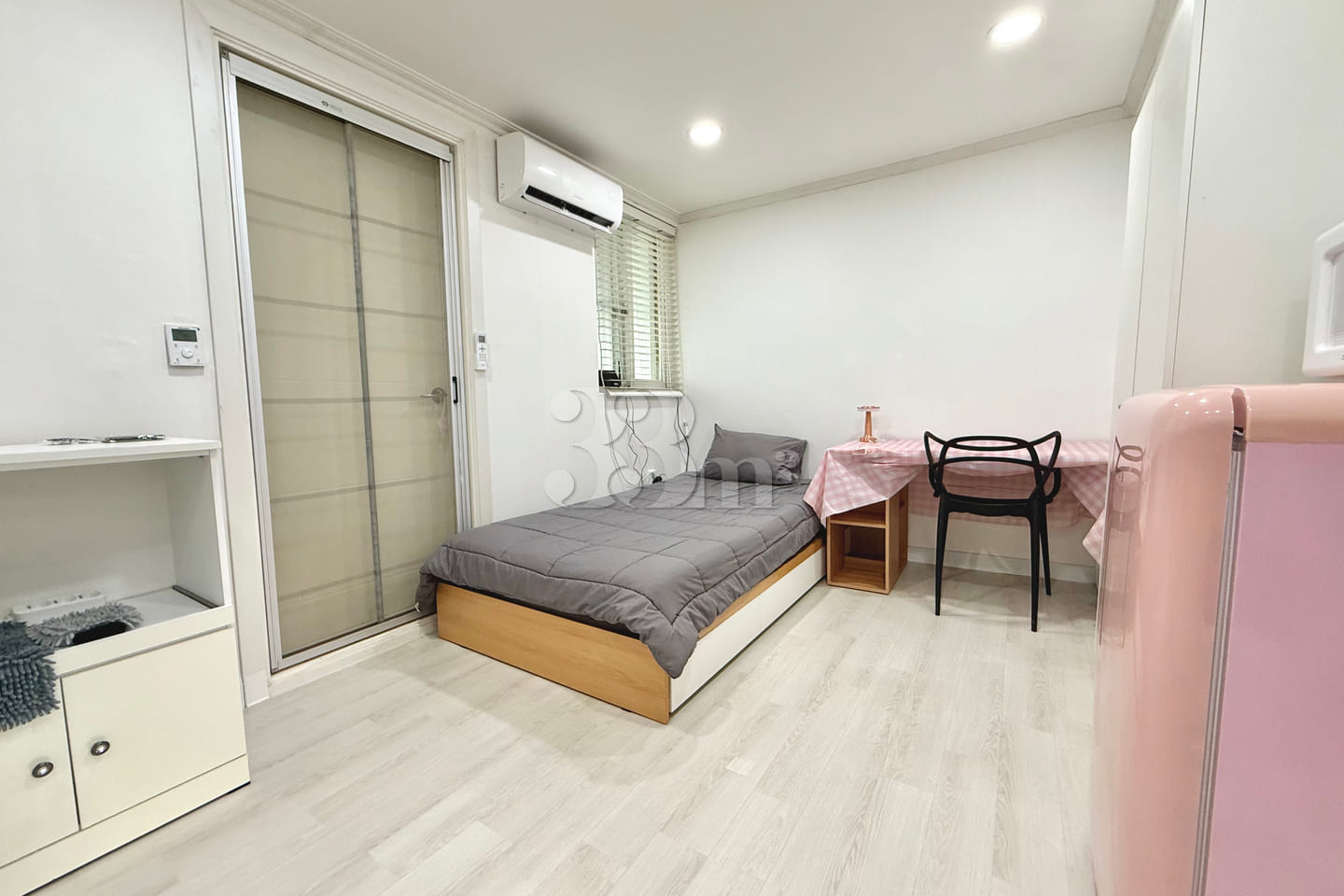 Pleasant studio apartment right in front of S 3th image