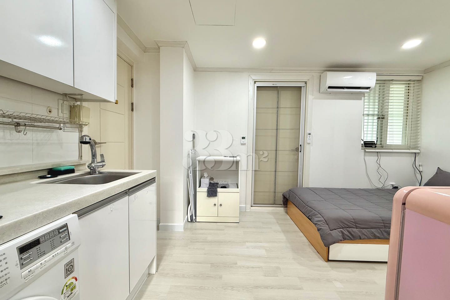 Pleasant studio apartment right in front of S 2th image