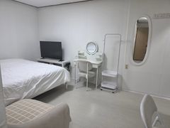 10 minutes to Seoul Station! Fully furnished. 4th image