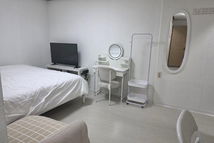 10 minutes to Seoul Station! Fully furnished. 4th image