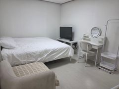 10 minutes to Seoul Station! Fully furnished. 0th image