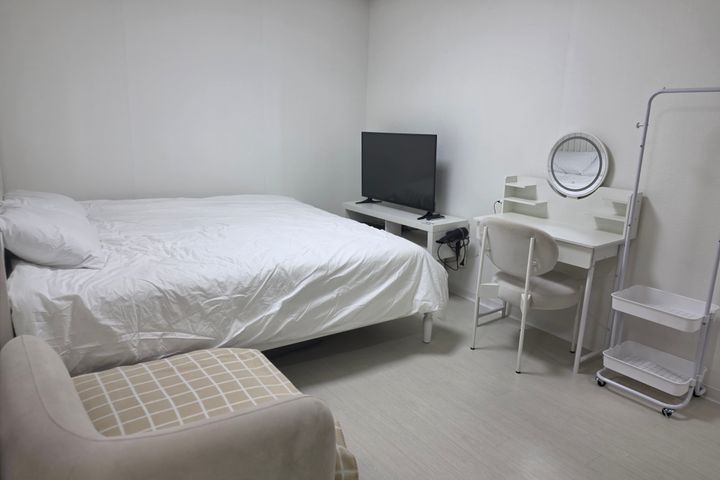 10 minutes to Seoul Station! Fully furnished. 0th image
