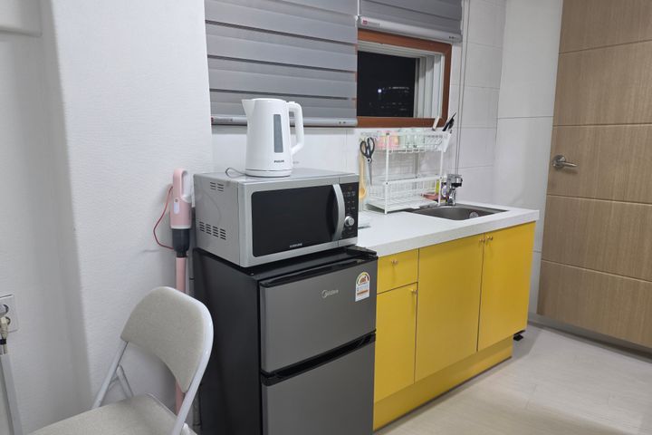 10 minutes to Seoul Station! Fully furnished. 7th image