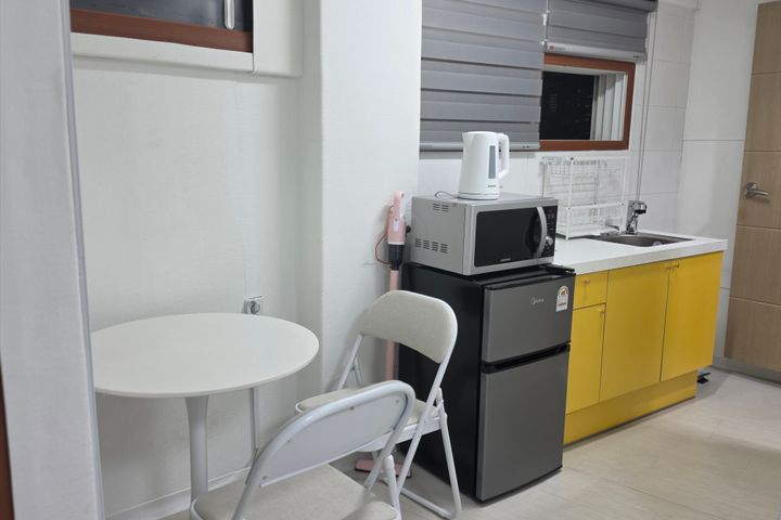 10 minutes to Seoul Station! Fully furnished. 6th image