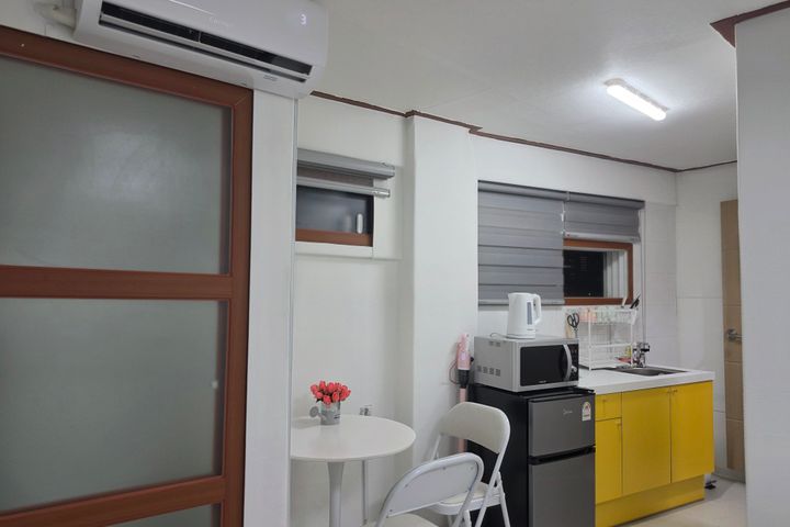 10 minutes to Seoul Station! Fully furnished. 8th image
