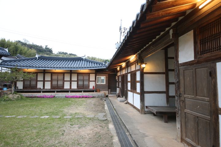Small Sarangchae (Men's Quarters) 2th image