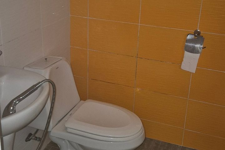 Neat, fully furnished studio apartment 3th image