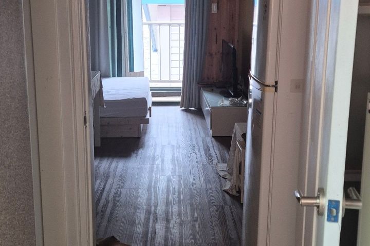 Neat, fully furnished studio apartment 2th image