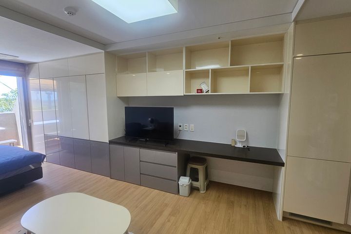 Seongsan Studio with Terrace and Sea View 6th image