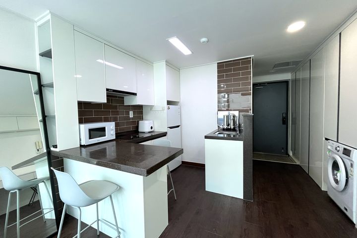 Studio apartment, 5-minute walk from Suyeong  2th image