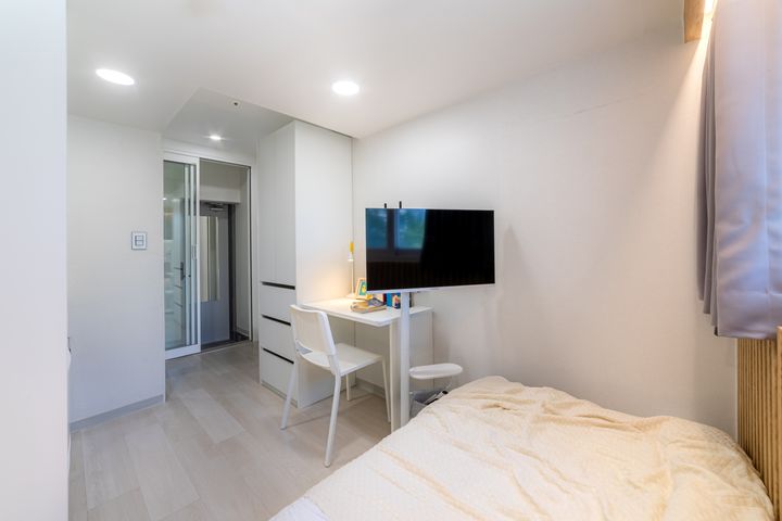Room 307 4th image
