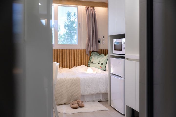 Room 407 (Women Only) 10th image