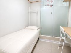 Affordable room with a private shower ๐ฐ 3th image