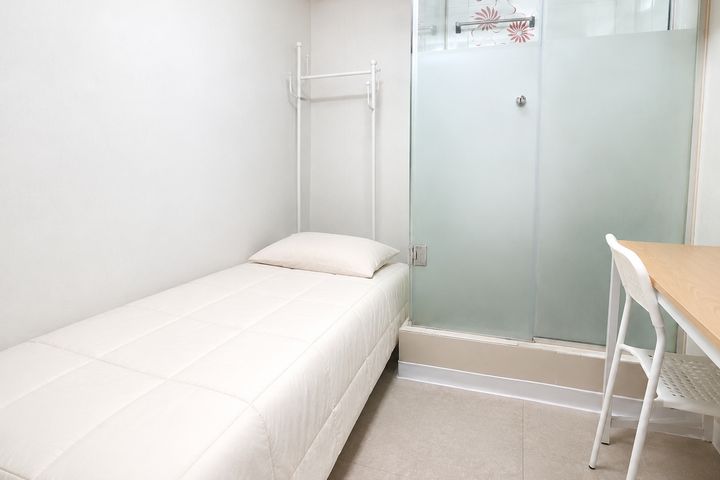 Affordable room with a private shower ๐ฐ 3th image