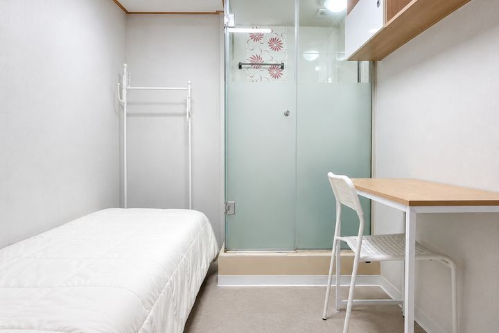 Affordable room with a private shower ๐ฐ 0th image