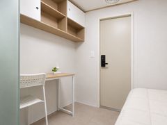 Affordable room with a private shower ๐ฐ 2th image