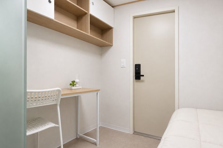 Affordable room with a private shower ๐ฐ 2th image