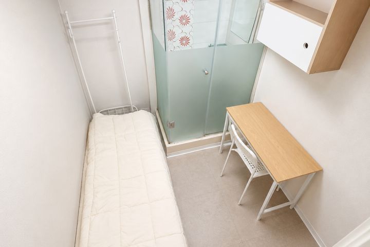 Affordable room with a private shower ๐ฐ 1th image