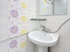 Affordable room with a private shower ๐ฐ 5th image