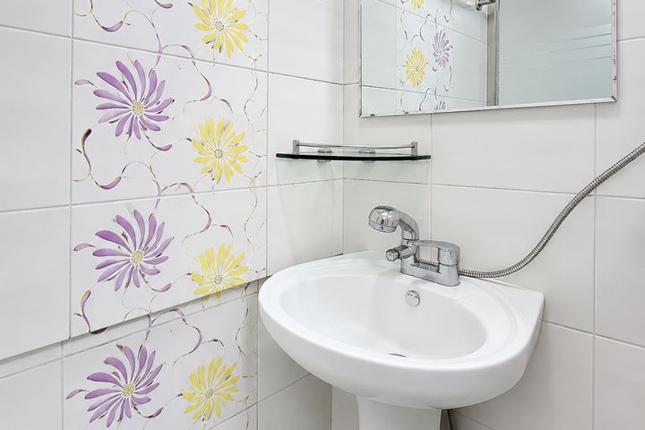 Clean private shower room 1th image