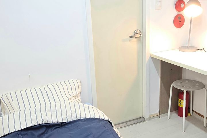 Clean private shower room 2th image