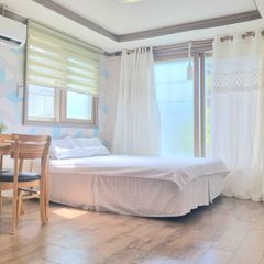 Cozy, sun-drenched detached house Unit Image