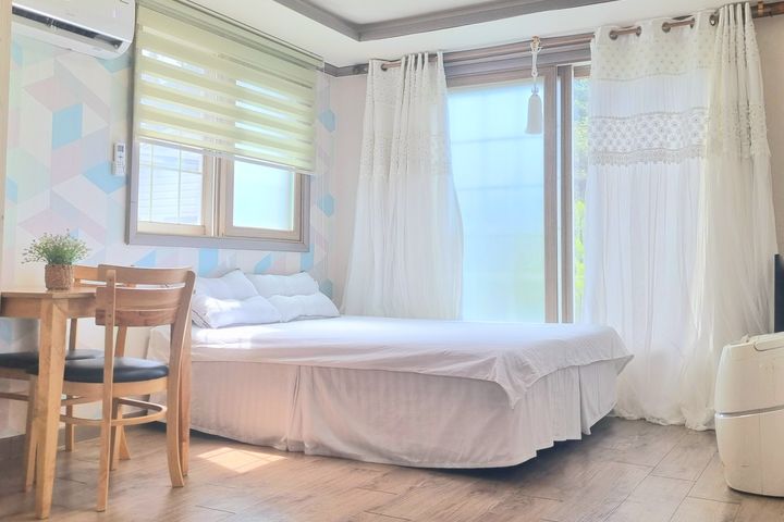 Cozy, sun-drenched detached house 0th image
