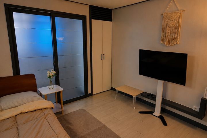 Newly built, wood-toned interior near Seodaeg 4th image