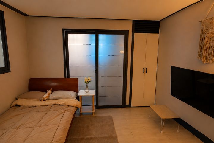 Newly built, wood-toned interior near Seodaeg 3th image