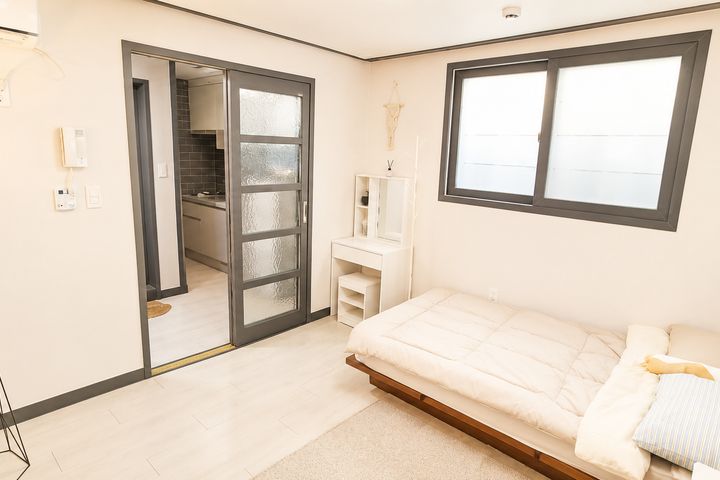 Newly built, wood-toned interior near Seodaeg 2th image