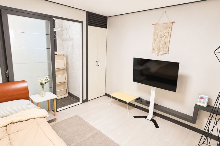 Newly built, wood-toned interior near Seodaeg 1th image