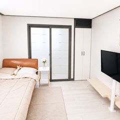 Newly built, wood-toned interior near Seodaeg Unit Image