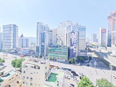 An expansive city view in the heart of the ci 1th image