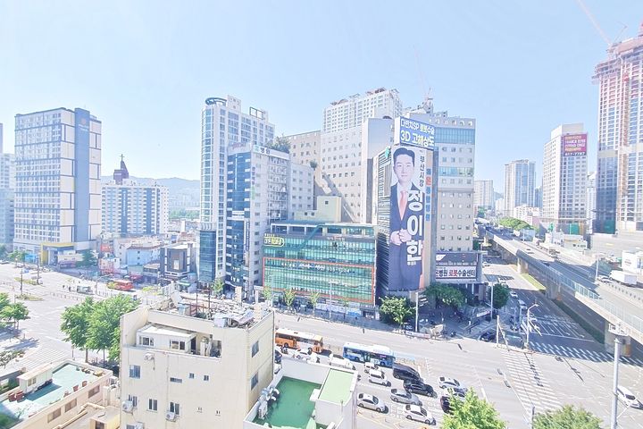 An expansive city view in the heart of the ci 1th image