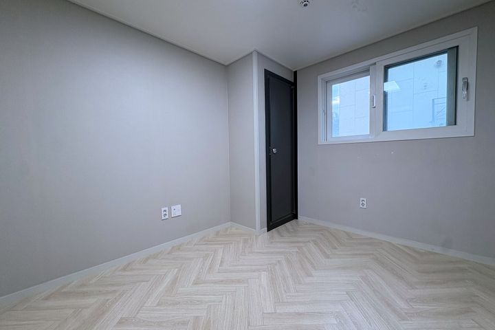 Newly built! Neat studio with a separate kitc 7th image