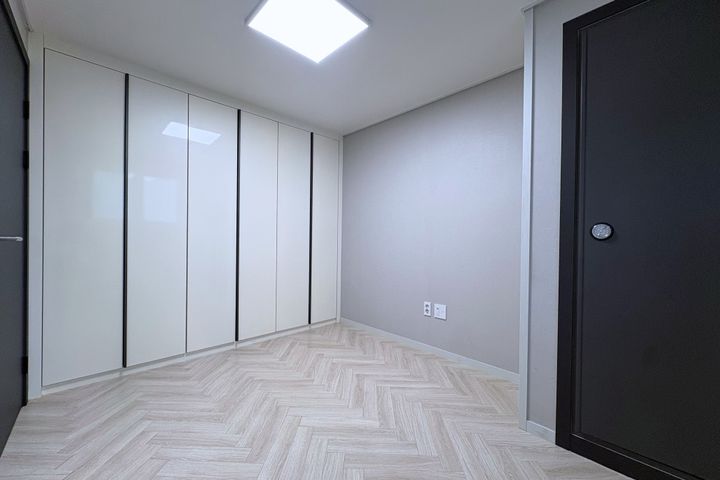 Newly built! Neat studio with a separate kitc 8th image