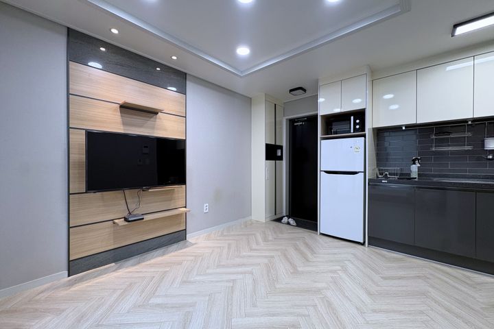Newly built! Neat studio with a separate kitc 0th image
