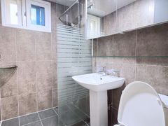 Newly built! Neat studio with a separate kitc 11th image