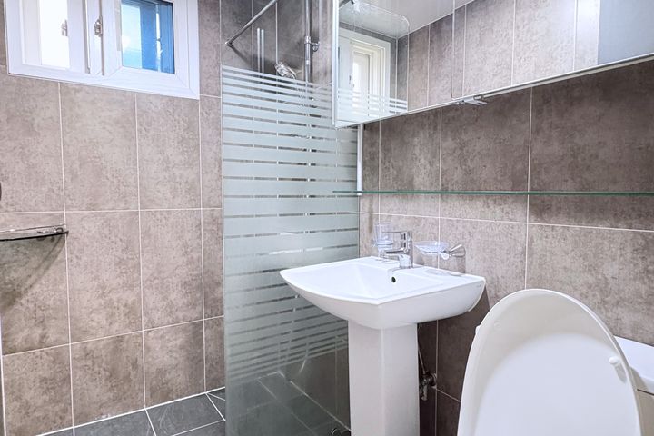Newly built! Neat studio with a separate kitc 11th image