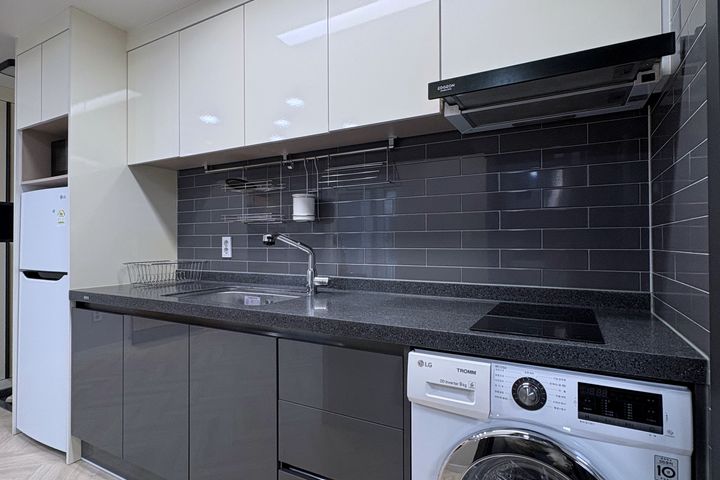 Newly built! Neat studio with a separate kitc 5th image