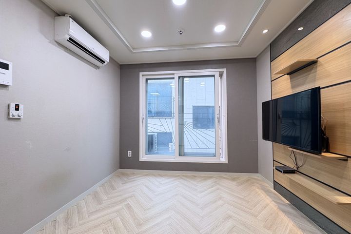 Newly built! Neat studio with a separate kitc 1th image