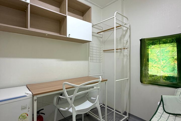 Room 420 (Mini-room with exterior window) 1th image