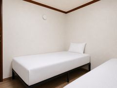 Monthly Rental House Twin Room A 3th image