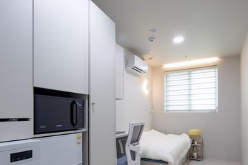 Room 402 (Suite)