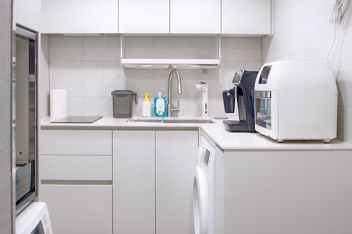 Room 402 (Suite) 8th image