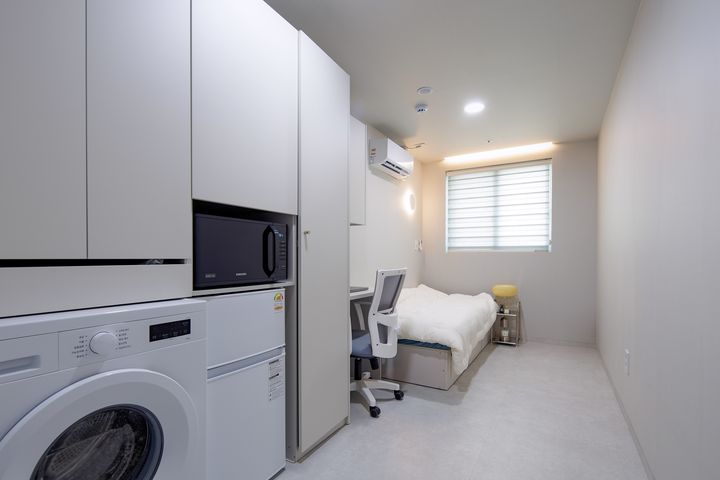 Room 402 (Suite) 1th image