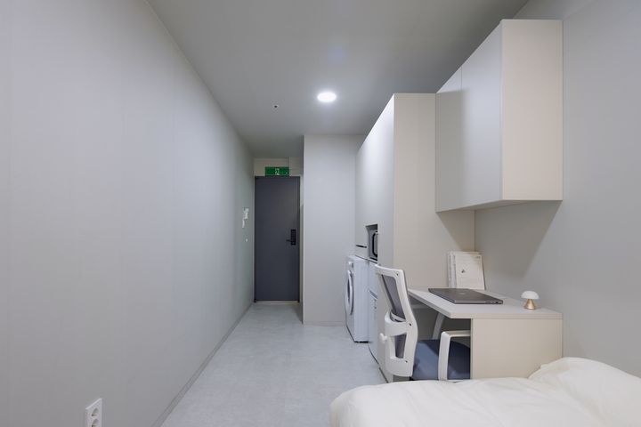 Room 402 (Suite) 5th image