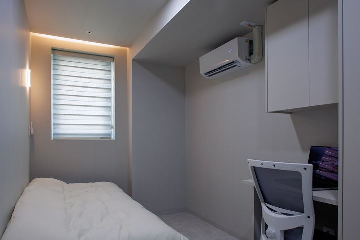 Room 403 (Suite) 8th image