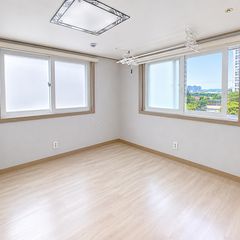 로얄층에 창이 두개!  방 이미지